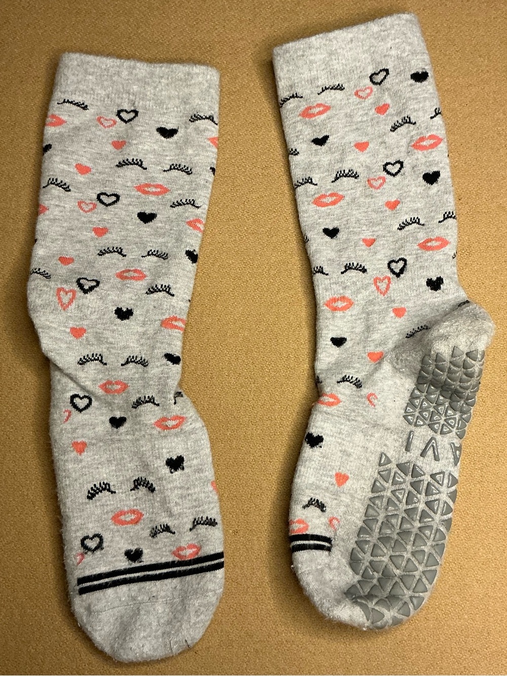 Tavi Noir grip crew socks size small ✨